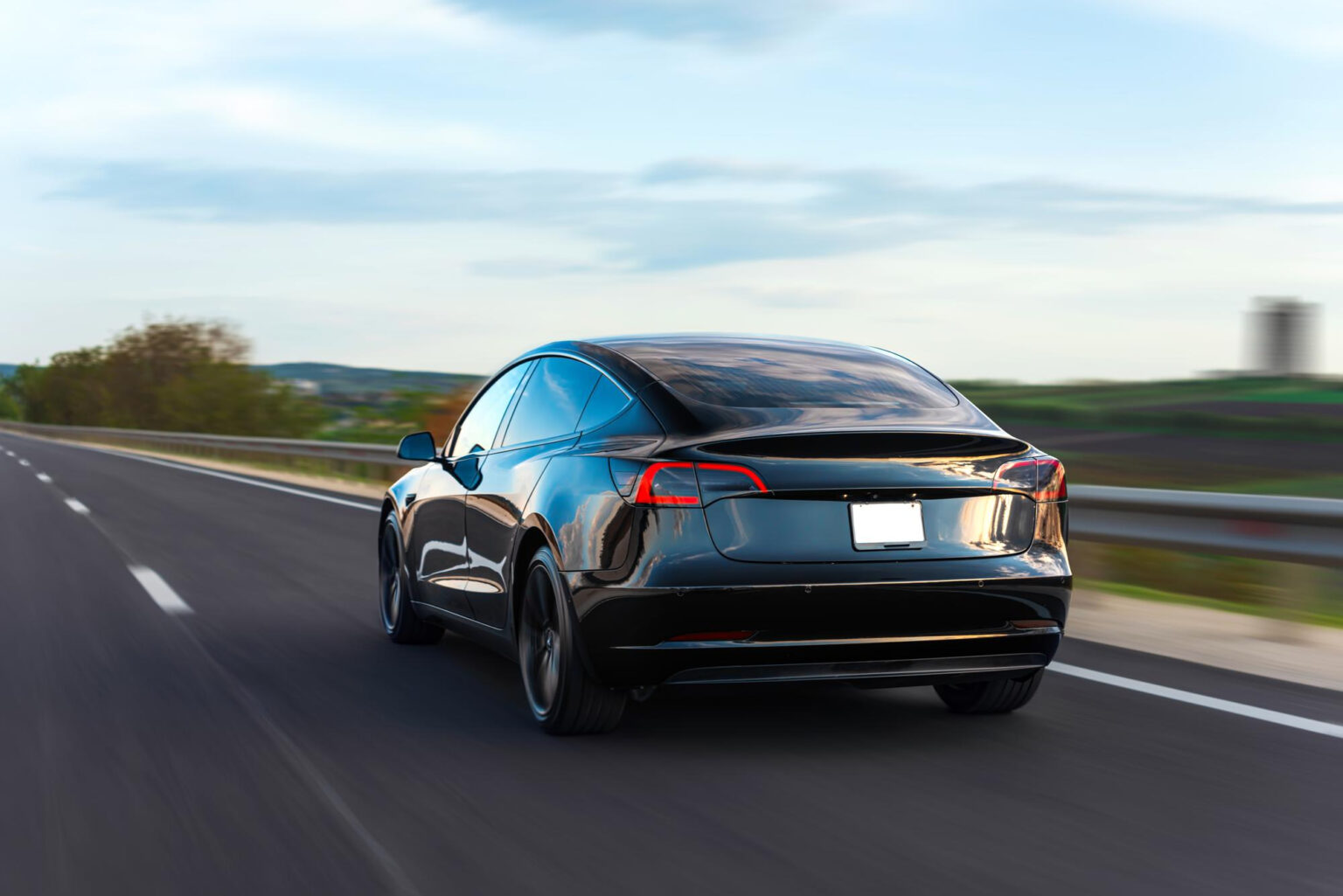 Imagen estética de un Tesla Model Y circulando por las zonas residenciales de Madrid.
